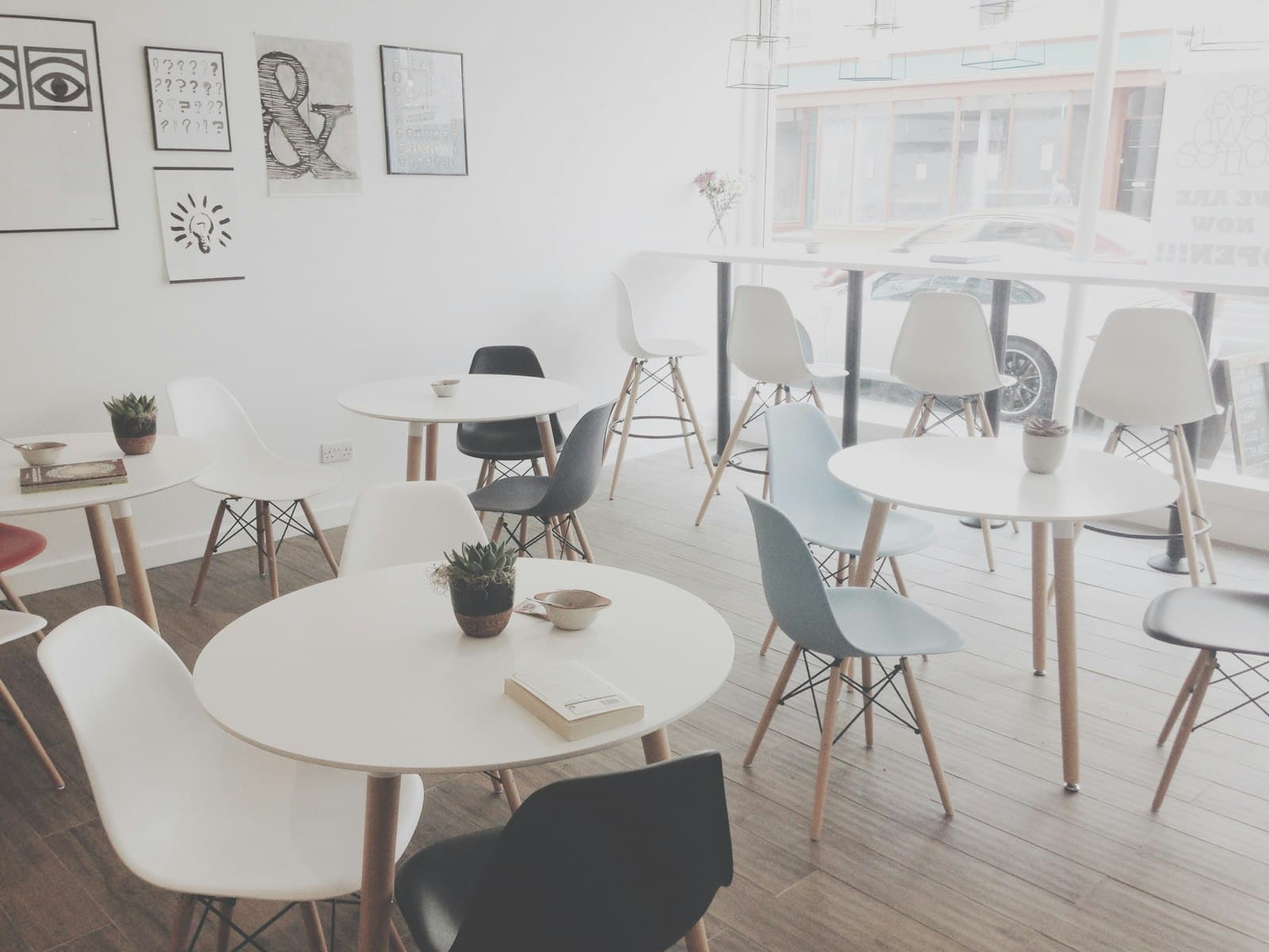 Ljust och minimalistiskt caféinteriör med trä och vitt