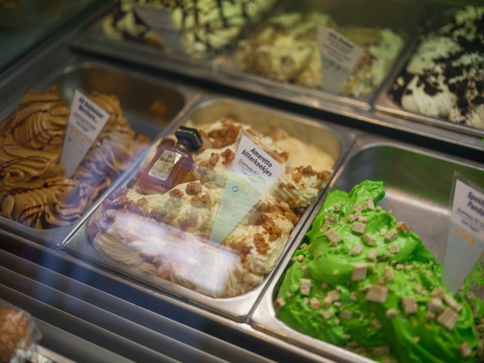 Närbild på gelato i flera smaker i butikens disk