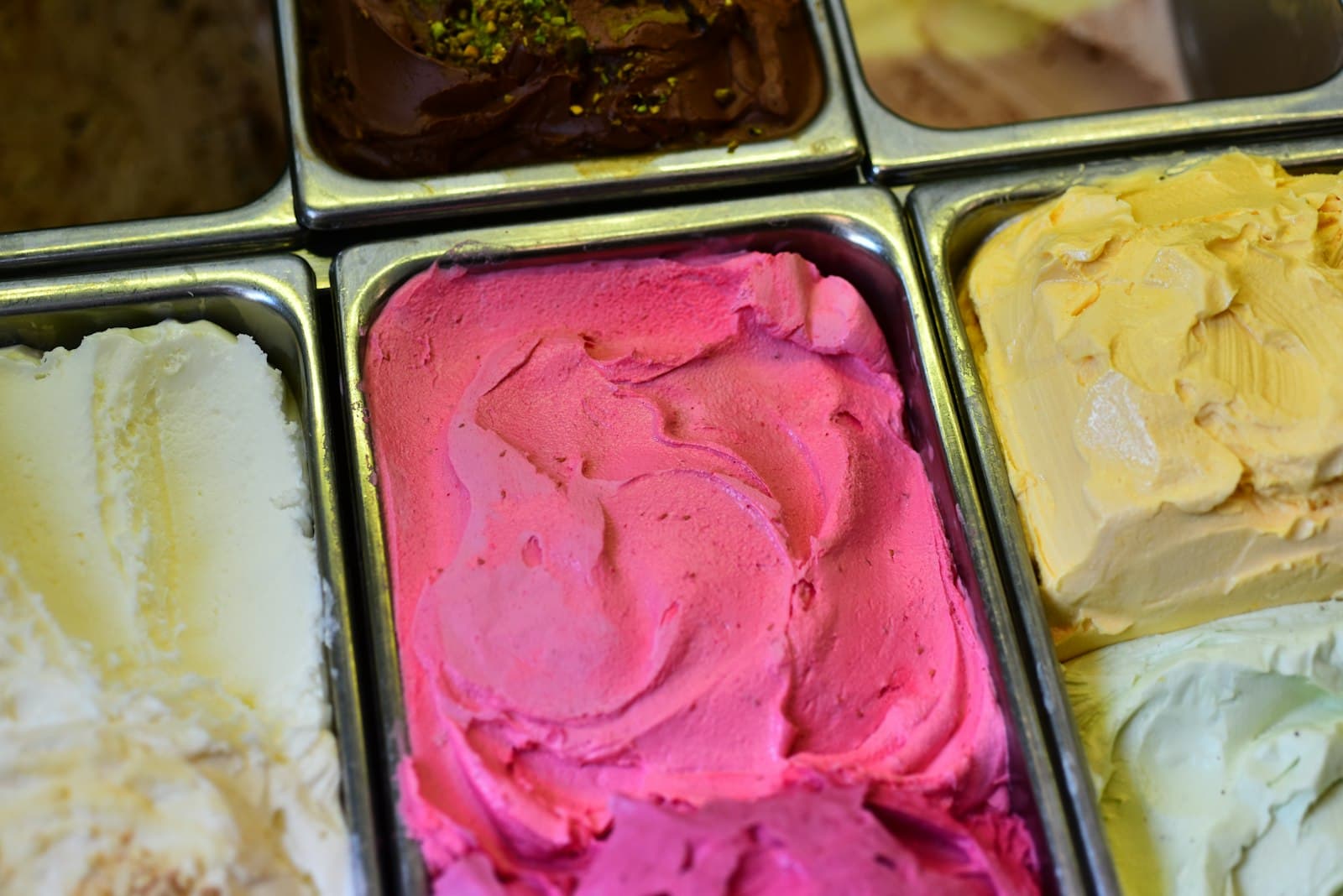 Närbild på gelato i metallformar