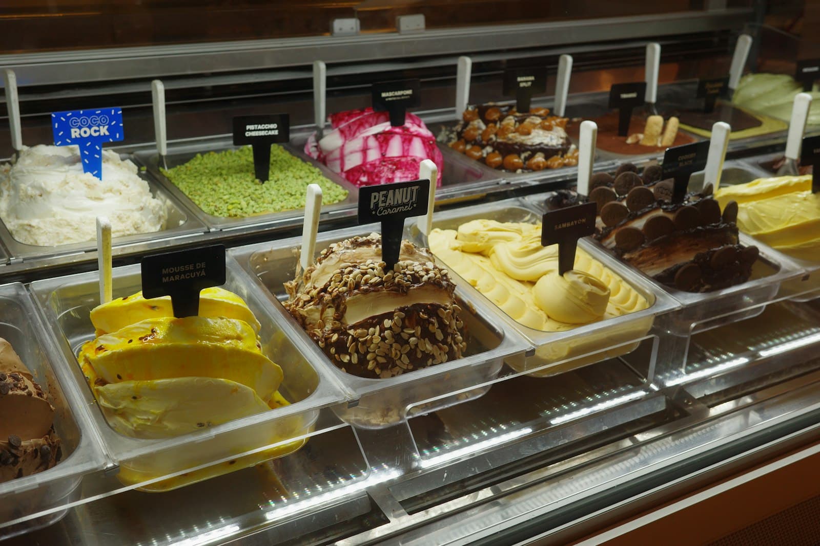 Gelatobardisk med olika smaker, bland annat pistage och choklad