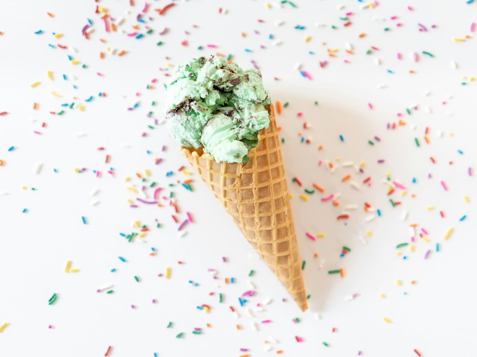 Strut med pistagegrön gelato på ljus bakgrund